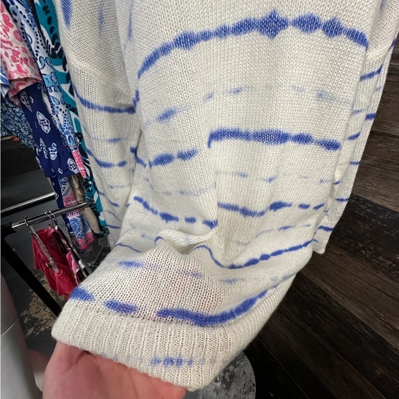 Jennifer Lopez White and Blue V-Neck Sweater with Artistic Stripes - Picture 6 of 7